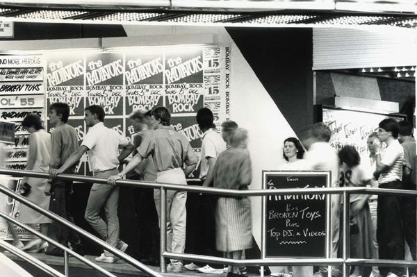 The Bombay Rock Hotel in Surfers Paradise, 1985. Kids line up to go inside.
